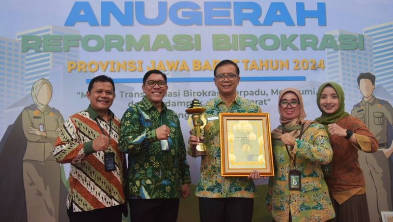 Kabupaten Bandung kembali meraih predikat A- pada Indeks Reformasi Birokrasi (IRB) tahun 2023 pada Rabu (6/3), wilayah dengan IRB tertinggi di Jawa Barat.