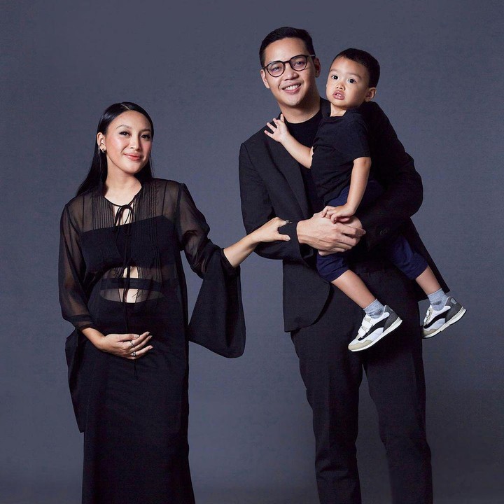<p>Perempuan yang mengkuti jejak ibunda sebagai penyanyi ini merasa tubuhnya semakin membengkak selama kehamilan. Namun, ia tetap bersemangat untuk segera bertemu dengan Si Kecil. (Foto: Instagram: @afifahyusuf)</p>