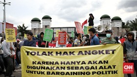 Massa Pro dan Kontra Angket Pemilu Kembali Demo di Gedung DPR