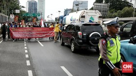Jalan Depan DPR Ditutup Imbas Aksi Demo Tolak Pemilu Curang