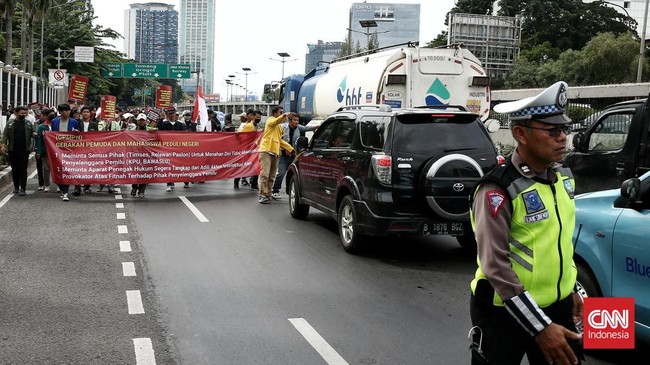 Lalu lintas di depan gedung DPR dialihkan akibat demonstrasi warga yang menolak kecurangan di Pemilu 2024.