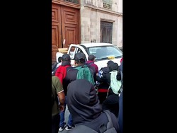 Detik-detik Massa Demo Dobrak Pintu Istana Presiden Meksiko Pakai Pikap