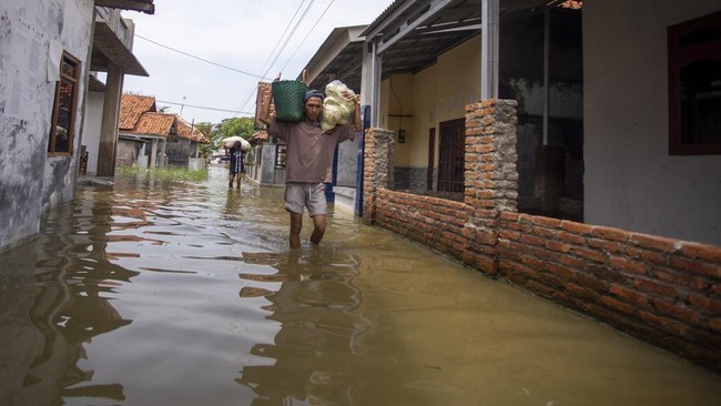 Badan Nasional Penanggulangan Bencana (BNPB) melaporkan sebanyak 4.269 rumah terendam banjir di Kabupaten Cirebon, Jawa Barat pada Minggu (7/7).