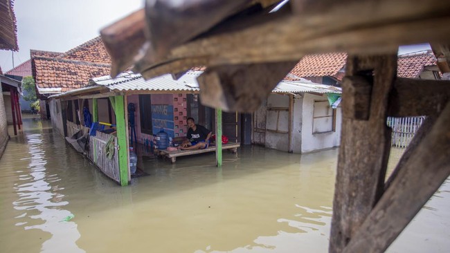 Sebanyak empat desa di tiga kecamatan di Kabupaten Cirebon terendam banjir.