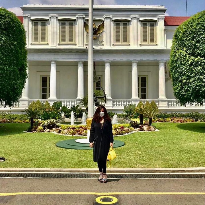 <p>Melihat ke belakang, Bunda dua orang anak memulai debutnya sebagai aktris saat masih duduk di bangku kelas 1 SMP pada 1987 dengan membintangi <em>Lupus: Tangkaplah Daku, Kau Kujitak</em>. Kemudian, ia membintangi film kedua yang berjudul <em>Elegi Buat Nana</em> di tahun 1988.(Foto: Instagram @perempuanpanggung)<br /><br /><br /></p>