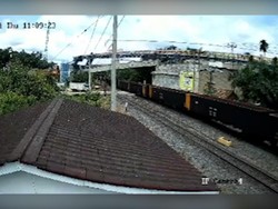 Rekaman CCTV Detik-detik Crane Roboh Timpa KA Batu Bara di Sumsel