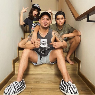 Dijuluki Ayah Terhebat, Ini 7 Potret Adilla Dimitri dan Anak-anaknya