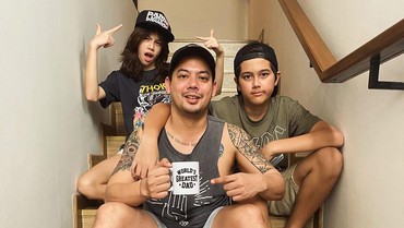 img-title Dijuluki Ayah Terhebat, Ini 7 Potret Adilla Dimitri dan Anak-anaknya