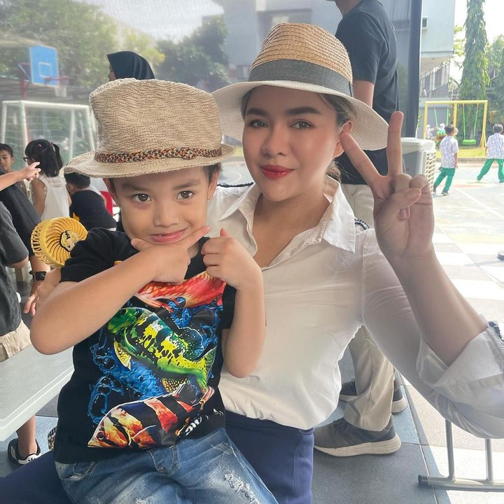 <p>"<em>Happy birthday</em> anak lanang, anak ragilku, second born-ku GUINANDRA JANADI NUGROHO PUTRO yang ke 4! <em>MasyaAllah Alhamdulillah</em> semoga semakin pintar, soleh, penyayang, bahagia dan dimudahkan jalan rezeki dan berkah dalam hidupnya," ujarnya dengan emotikon hati. (Foto: Instagram: @vickyshu)</p>