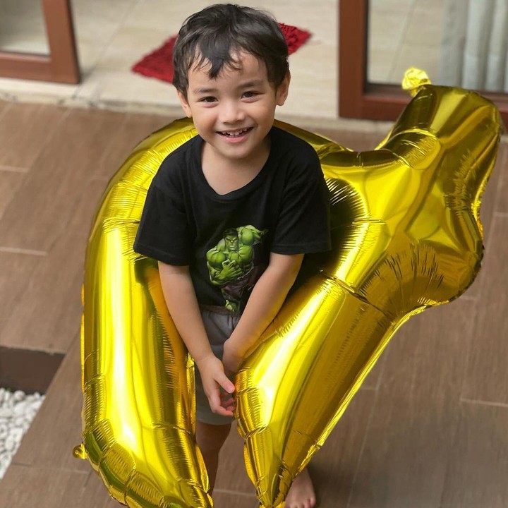 <p>"Selamat ulang tahun. Semoga sehat selalu, panjang umur, saleh, berkah, bergembira selalu, <em>aminnn</em>," ungkap seorang netizen. "<em>Happy</em> <em>birthday</em> Mas Guin, tambah ganteng, pintar, sehat, saleh," tutur netizen lainnya. (Foto: Instagram: @vickyshu)</p>