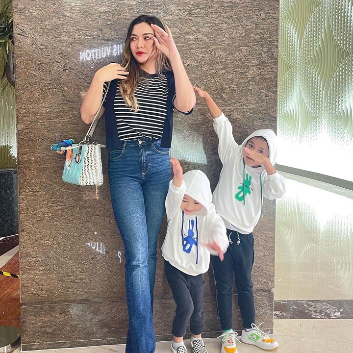 <p>Belum lama ini, Guinandra baru saja merayakan ulang tahunnya yang keempat, Bunda. Vicky pun mengunggah potretnya dengan sang anak. (Foto: Instagram: @vickyshu)</p>