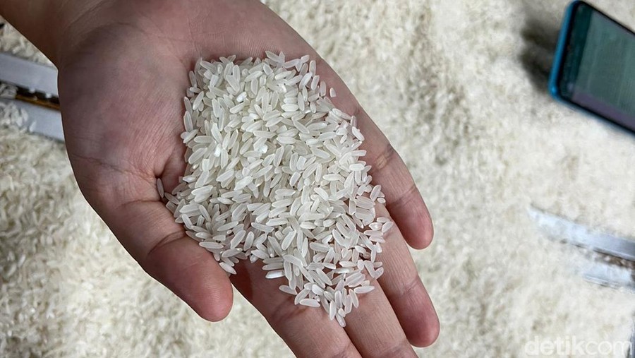 Harga Beras Mulai Turun Rp 1.000/Kg dalam Sepekan Salah satu pedagang beras di Pasar Jaya Rawamangun, Jakarta Timur, Wawan mengatakan harga beras medium saat ini di level Rp 14.000/kg, turun dari pekan lalu Rp 15.000/kg. Ada juga beras medium yang kualitasnya lebih bagus kini Rp 15.000/kg dari sebelumnya Rp 16.000/kg.