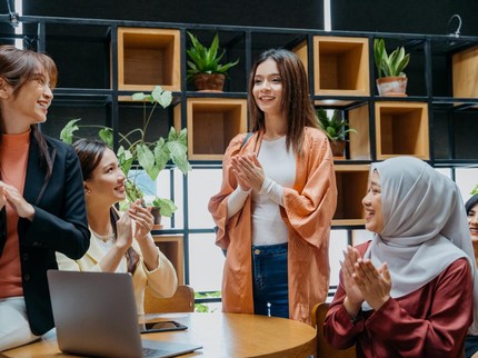 10 Kata-kata yang Sering Digunakan Perempuan Berkelas & Cerdas Menurut Pakar