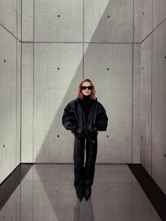 Aktris berkebangsaaan Prancis usia 70 tahun, Isabelle Huppert, tampil bak anak muda dengan bomber jacket dan celana panjang kulit, dikombinasikan turtleneck dan sunglasses/ Foto: Courtesy of Balenciaga