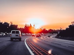 Simak Aturan Batas Kecepatan Kendaraan di Jalan Raya hingga Tol