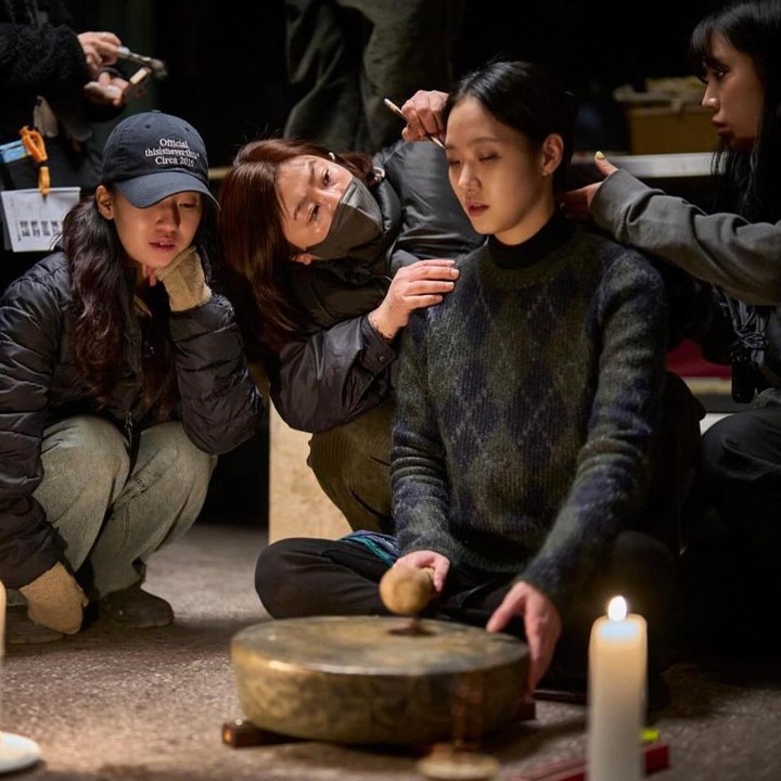 <p>Melalui akun Instagram pribadi, Kim Go Eun membagikan beberapa momen di balik layar. Dalam unggahan tersebut, terdapat beberapa potret yang menunjukkan proses syuting mulai dari merias wajah hingga <em>scene</em> tertentu.(Foto: Instagram @ggonekim)<br /><br /><br /></p>