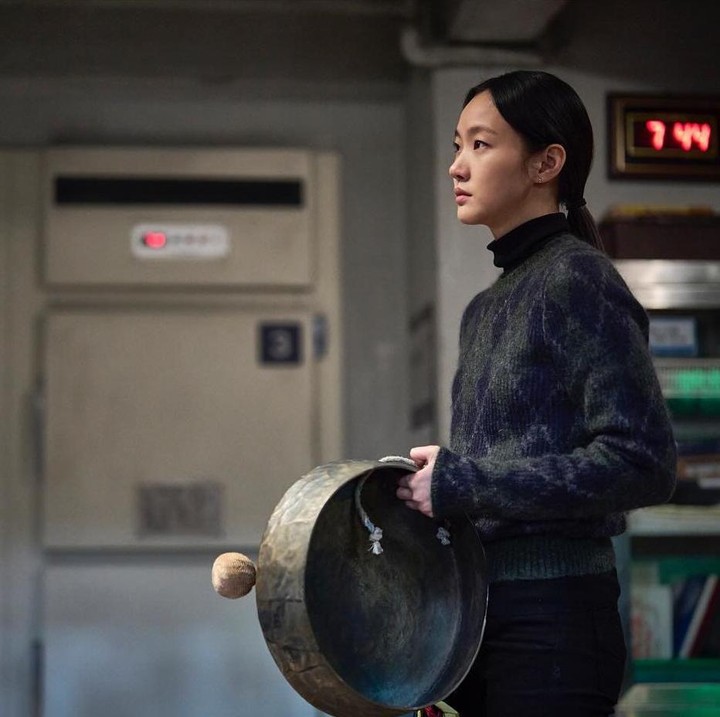 <p>Film <em>Exhuma</em> tengah ramai diperbincangkan netizen, Bunda. Di media sosial, film yang dibintangi oleh aktris Kim Go Eun ini masuk dalam trending topic, lho. (Foto: Instagram @ggonekim)<br /><br /><br /></p>
