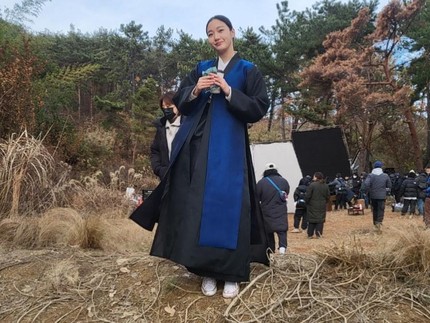 7 Potret BTS Kim Go Eun Saat Syuting Film Exhuma, Aktingnya Bikin Merinding