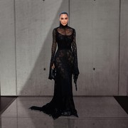 Potret Kim Kardashian hingga Juyeon 'The Boyz' Modis di Fashion Show Balenciaga