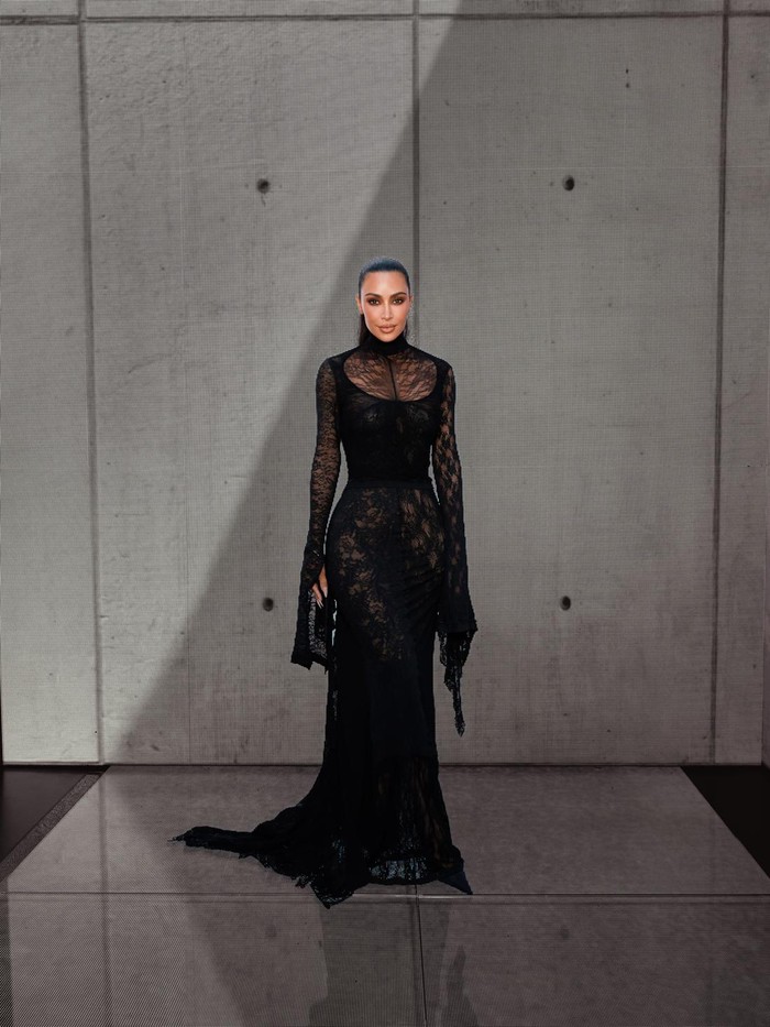 Kim Kardashian nggak pernah absen saksikan fashion show Balenciaga. Pada perhelatan kali ini, ia menampilkan gaya all-black dramatis dengan gaun lace aksen train/ Foto: Courtesy of Balenciaga