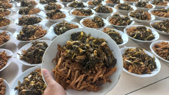 Ternyata kolak tak selalu manis. Di Gresik, ada kolak yang ada juga kolak gurih yang dikenal sebagai kolak ayam.