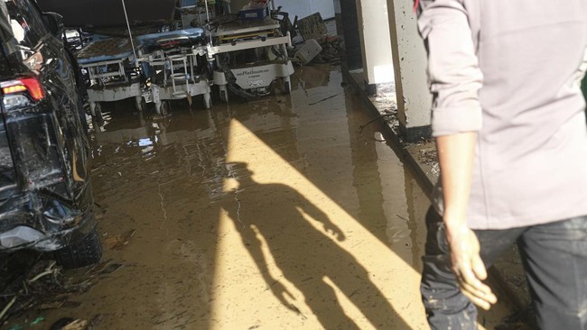 RS Permata Jonggol Terendam Banjir Senin Malam, 16 Pasien Dipindahkan Banjir merendam RS Permata Jonggol, Bogor, pada 7 Juli, memaksa pemindahan 16 pasien ke lantai dua. Ketinggian air mencapai 70 cm, tanpa korban jiwa.