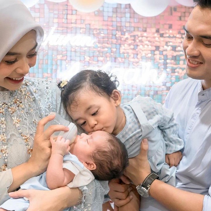 <p>"Cantik pinter sekali mendorong keretanya Dede. Semoga sehat selalu ya sayang, yang gemoy," kata seorang netizen. "Gemas sekali, <em>MasyaAllah</em>," tutur netizen lainnya. (Foto: Instagram: @ikbalfauzi_)</p>