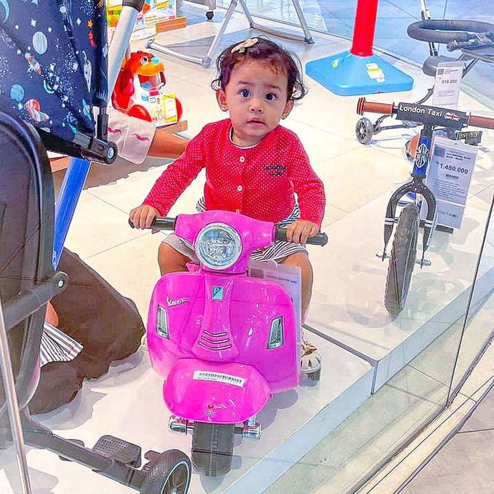 <p>Sosok Latisya sendiri sudah sering menarik perhatian netizen, Bunda. Terlebih kini ia menjadi seorang ketika masih berusia 1 tahun. (Foto: Instagram: @ikbalfauzi_)</p>