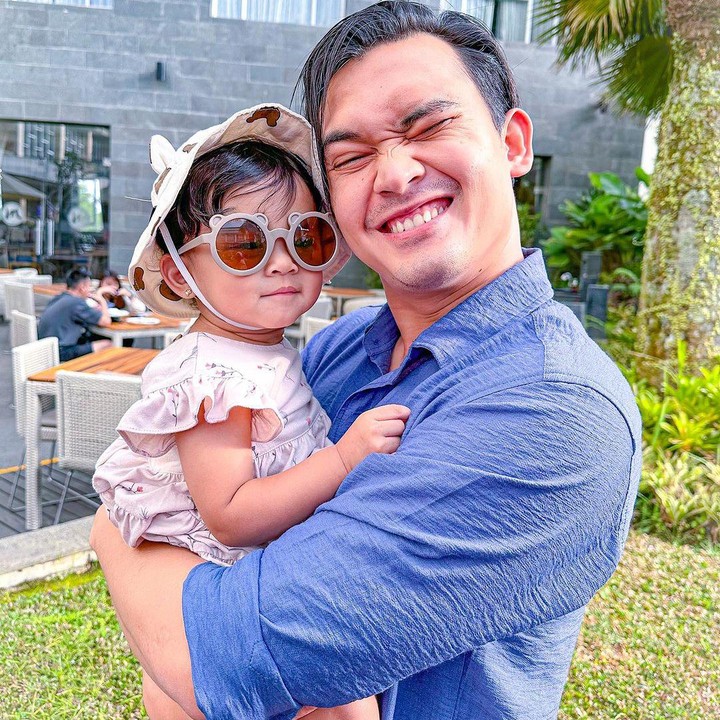 <p>Ikbal pun kerap mengunggah momen kebersamaannya dengan Latisya. Ternyata, Latisya turut membantu kedua orang tuanya untuk mengasuh sang adik, lho. (Foto: Instagram: @ikbalfauzi_)</p>