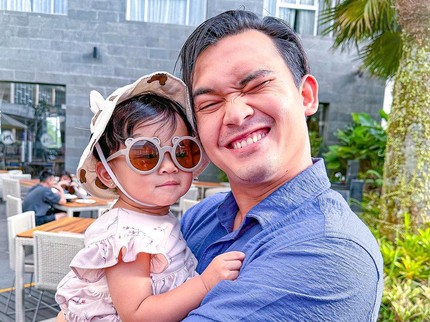 7 Potret Latisya Putri Ikbal Fauzi 'Ikatan Cinta' yang Jadi Kakak di Usia 1 Tahun