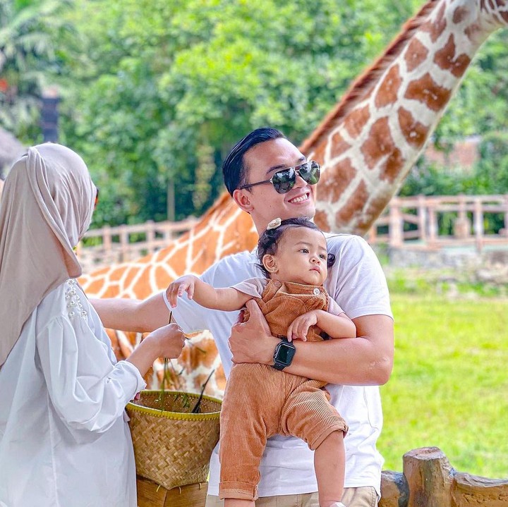 <p>Banyak netizen yang dibuat gemas dengan tingkah laku Latisya nih, Bunda. Mereka pun mendoakan agar Latisya dan sang adik selalu diberikan kesehatan. (Foto: Instagram: @ikbalfauzi_)</p>