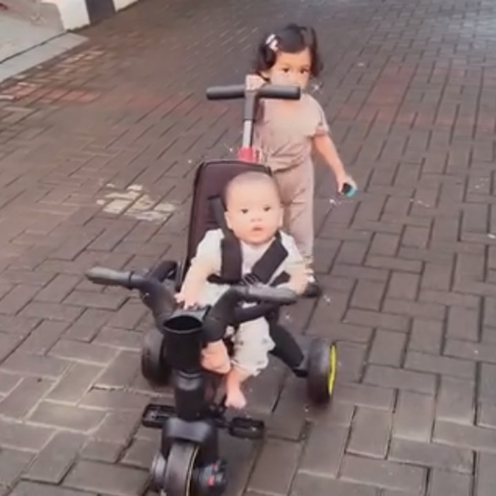 <p>"Minggu pagi ini memantau yang lagi ngasuh <em>ceunah</em>," tulis Ikbal seraya mengunggah video kala Latisya mendorong sepeda Kaivaro. (Foto: Instagram: @ikbalfauzi_)</p>