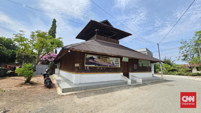 Masjid Tuha Ulee Kareng yang sudah berusia ratusan tahun berdiri kokoh di tengah pemukiman padat penduduk di Desa Ie Masen, Banda Aceh.