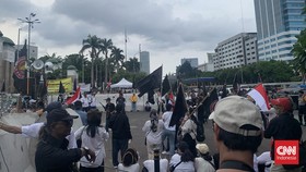 Massa Penolak Hak Angket Putar Lagu 'Oke Gas' di Depan Gedung DPR