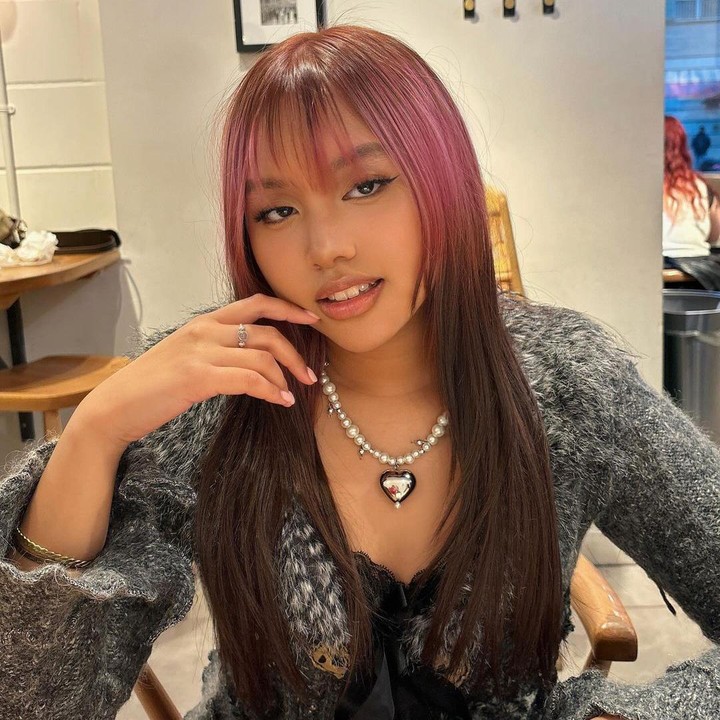 <p>Naja memilih model rambut panjang dengan poni dan sedikit <em>layer</em> yang membuat wajahnya lebih terlihat. Tidak hanya itu, rambutnya pun di-<em>ombre</em> dengan warna ungu dan hitam yang membuatnya tampil beda. (Foto: Instagram: @najandmm)</p>