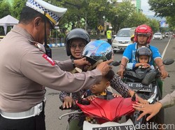 Kaget Dihentikan Polisi, Pengguna Jalan Ini Senang Dapat Hadiah