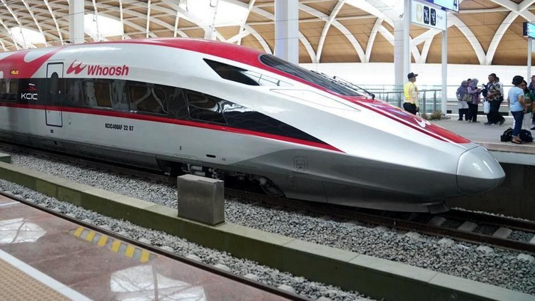Kereta Cepat Whoosh kembali menorehkan pencapaian dengan berhasil melayani 2 Juta Penumpang. Hal ini dapat tercapai melalui berbagai upaya dan inovasi yang dilakukan KCIC  bersama seluruh stakeholder untuk meningkatkan layanan dan minat masyarakat menggunakan Whoosh setelah tiga bulan lebih beroperasi.