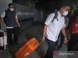 7,5 Jam Geledah Rumah Pengusaha Hanan Supangkat, KPK Bawa 4 Koper