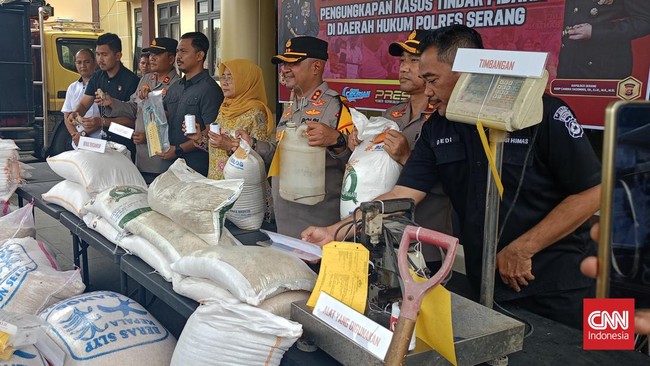 Kepolisian Serang mengungkap pengoplosan beras bulog yang dioplos beras tak layak konsumsi, kemudian diputihkan menjadi beras premium.