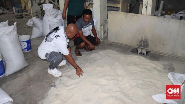Polisi menggerebek sebuah gudang tempat menyimpan beras bulog yang diputihkan dan dikemas menjadi beras premiun. Ratusan ton sudah terjual dari gudang ini.