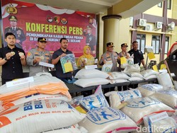 Polisi Tangkap Pria Pengoplos Beras Bulog Dicampur Beras Berjamur di Serang