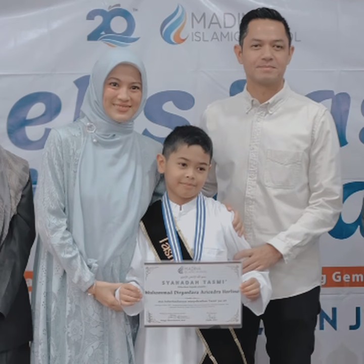 <p>Putra sulung Dude Harlino dan Alyssa Soebandono, Muhammad Dirgantara Ariendra Harlino, sangat pandai mengaji. Bocah yang lahir pada 19 Februari 2015 ini telah menghafal dua juz dalam waktu dua tahun. "<em>Alhamdulillah</em> kamu berhasil, Nak. Setelah tahun lalu juz 30, kali ini menyelesaikan tasmi' juz 29," kata Alyssa Soebandono. (Foto: Instagram: @ichasoebandono)</p>