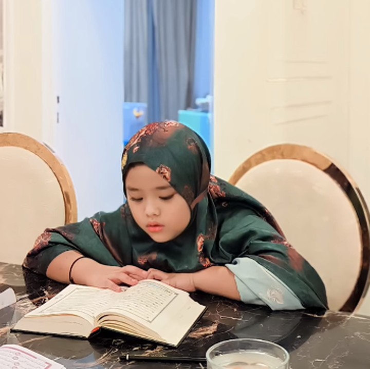 <p>Maryam anak Ustazah Oki Setiana Dewi juga pandai mengaji, Bunda. Maryam bahkan fasih berbahasa Arab dan akan segera belajar di luar negeri. "Hari gini sibuk mikirin dunia sampai enggak sempat ngaji? Rugi dong, yang benar saja," tulisnya dalam akun media sosialnya. (Foto: Instagram: @maryam_nusaibah_abdullah)</p>