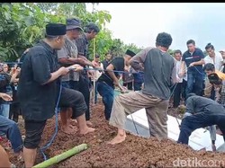 Polo Srimulat Dimakamkan Berdampingan dengan Makam Orang Tua
