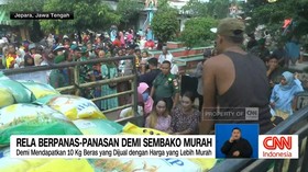 VIDEO: Warga Rela Berpanas-Panasan Demi Sembako Murah