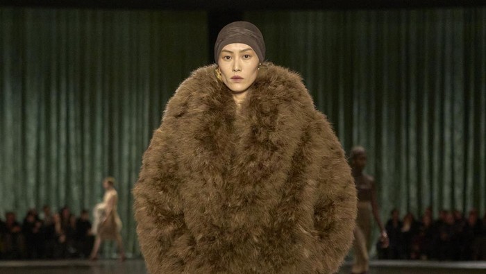 3 Hal Menarik dari Koleksi Saint Laurent Fall/Winter 2024, Busana Transparan Mendominasi