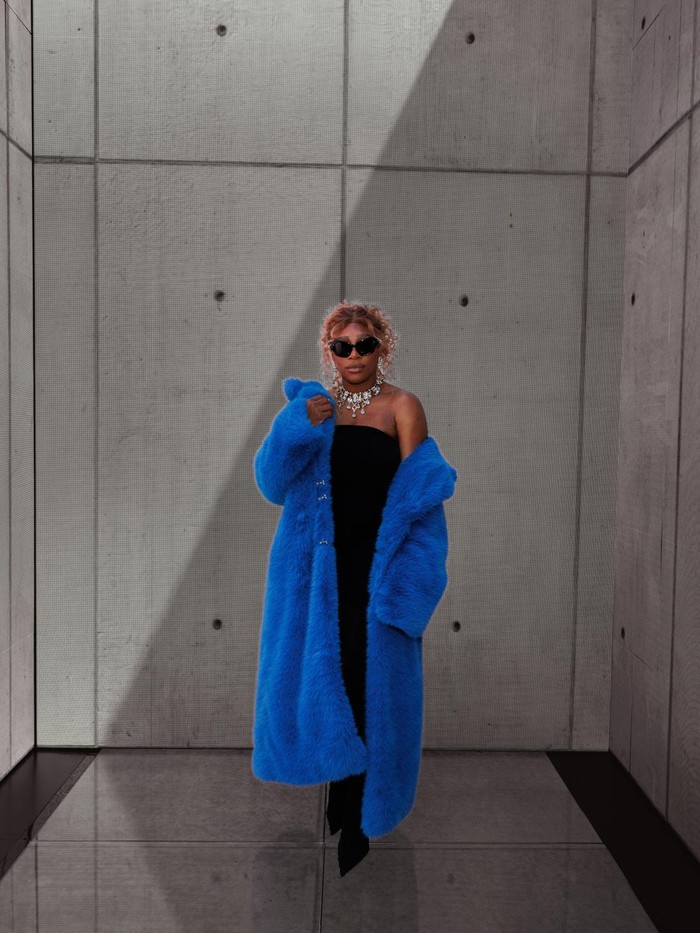 Gaya dominan hitam yang ditampilkan atlet tenis Serena Williams berbeda dari yang lainnya. Perpaduan dengan fur coat rona royal blue serta kalung berlian membuat dirinya makin atraktif/ Foto: Courtesy of Balenciaga