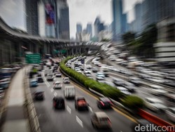 Tol ke Jakarta Pagi Ini: Truk Galon Melintang di Sentul, Macet di Bintaro