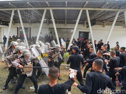 Saat Bandara Banyuwangi Dibakar Demonstran dalam Simulasi Airport Emergency