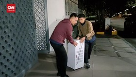 VIDEO: KPK Bawa 2 Mesin Hitung Uang Usai Geledah Rumah Hanan Supangkat
